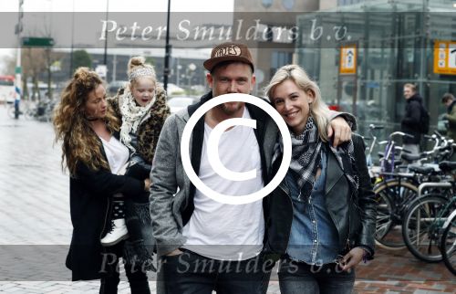 Amsterdam 18 maart 2017 
Johnny de Mol met zijn vriendin Anouk v Schie op weg naar premiere Smurfen in  Pathe Arena