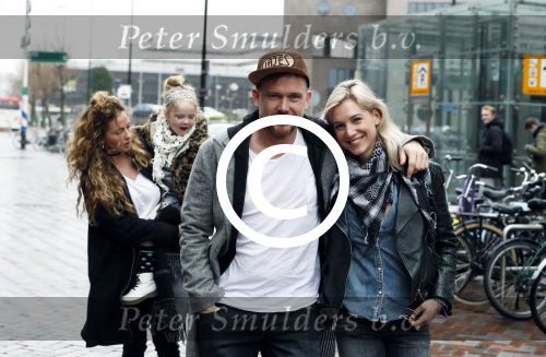 Amsterdam 18 maart 2017 
Johnny de Mol met zijn vriendin Anouk v Schie op weg naar premiere Smurfen in  Pathe Arena