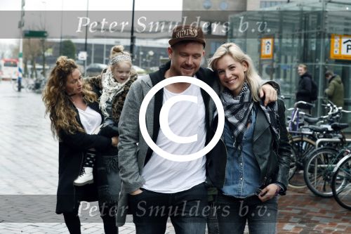 Amsterdam 18 maart 2017 
Johnny de Mol met zijn vriendin Anouk v Schie op weg naar premiere Smurfen in  Pathe Arena