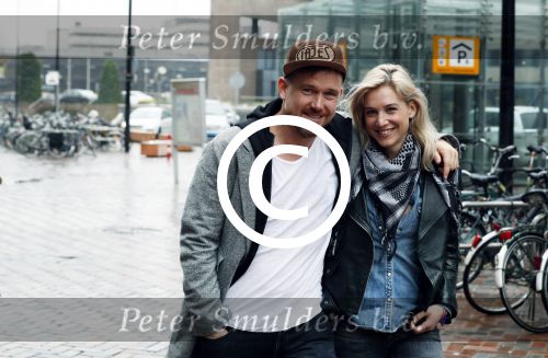 Amsterdam 18 maart 2017 
Johnny de Mol met zijn vriendin Anouk v Schie op weg naar premiere Smurfen in  Pathe Arena