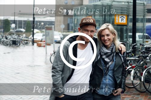 Amsterdam 18 maart 2017 
Johnny de Mol met zijn vriendin Anouk v Schie op weg naar premiere Smurfen in  Pathe Arena