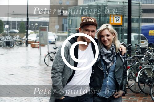 Amsterdam 18 maart 2017 
Johnny de Mol met zijn vriendin Anouk v Schie op weg naar premiere Smurfen in  Pathe Arena