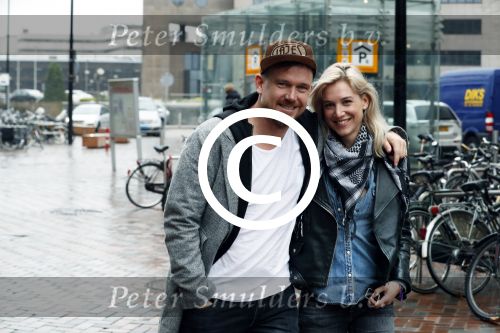 Amsterdam 18 maart 2017 
Johnny de Mol met zijn vriendin Anouk v Schie op weg naar premiere Smurfen in  Pathe Arena