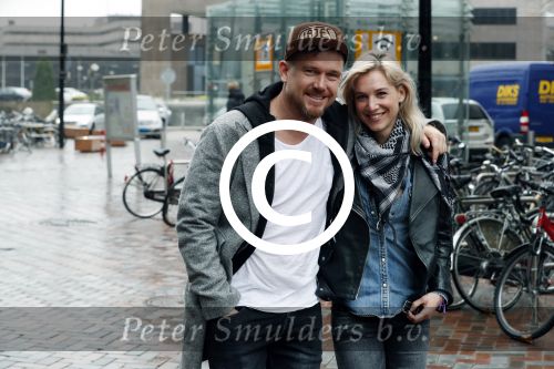 Amsterdam 18 maart 2017 
Johnny de Mol met zijn vriendin Anouk v Schie op weg naar premiere Smurfen in  Pathe Arena