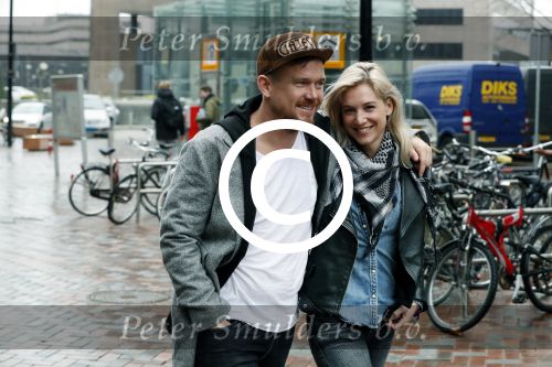 Amsterdam 18 maart 2017 
Johnny de Mol met zijn vriendin Anouk v Schie op weg naar premiere Smurfen in  Pathe Arena