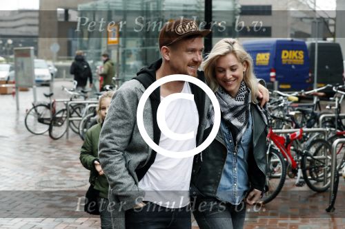 Amsterdam 18 maart 2017 
Johnny de Mol met zijn vriendin Anouk v Schie op weg naar premiere Smurfen in  Pathe Arena