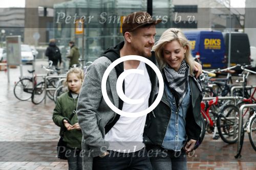 Amsterdam 18 maart 2017 
Johnny de Mol met zijn vriendin Anouk v Schie op weg naar premiere Smurfen in  Pathe Arena