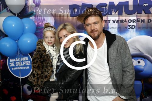 Amsterdam 18 maart 2017 
premiere Smurfen in  Pathe Arena. Johnny de Mol met zijn vriendin Anojuk v Schie en haar dochter