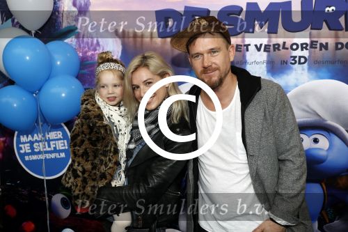 Amsterdam 18 maart 2017 
premiere Smurfen in  Pathe Arena. Johnny de Mol met zijn vriendin Anojuk v Schie en haar dochter