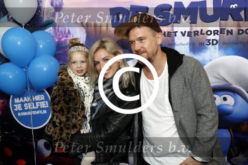 Amsterdam 18 maart 2017 
premiere Smurfen in  Pathe Arena. Johnny de Mol met zijn vriendin Anojuk v Schie en haar dochter