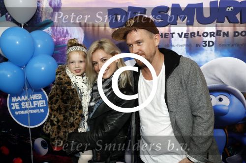 Amsterdam 18 maart 2017 
premiere Smurfen in  Pathe Arena. Johnny de Mol met zijn vriendin Anojuk v Schie en haar dochter