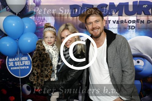 Amsterdam 18 maart 2017 
premiere Smurfen in  Pathe Arena. Johnny de Mol met zijn vriendin Anojuk v Schie en haar dochter