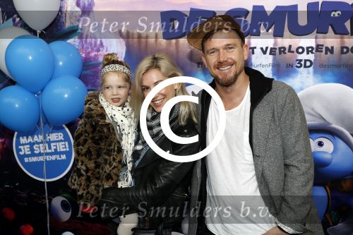 Amsterdam 18 maart 2017 
premiere Smurfen in  Pathe Arena. Johnny de Mol met zijn vriendin Anojuk v Schie en haar dochter
