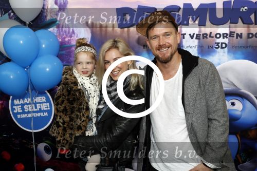 Amsterdam 18 maart 2017 
premiere Smurfen in  Pathe Arena. Johnny de Mol met zijn vriendin Anojuk v Schie en haar dochter