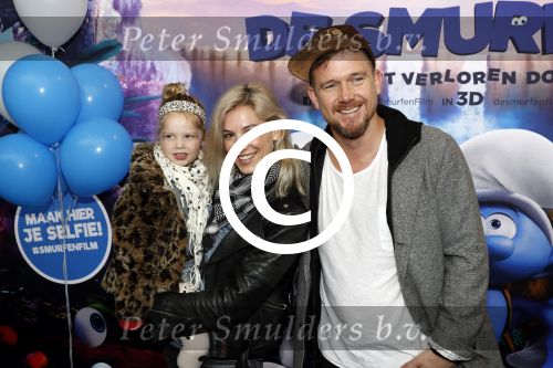Amsterdam 18 maart 2017 
premiere Smurfen in  Pathe Arena. Johnny de Mol met zijn vriendin Anojuk v Schie en haar dochter