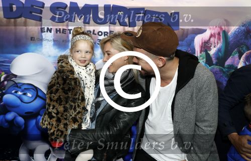 Amsterdam 18 maart 2017 
premiere Smurfen in  Pathe Arena. Johnny de Mol met zijn vriendin Anojuk v Schie en haar dochter
