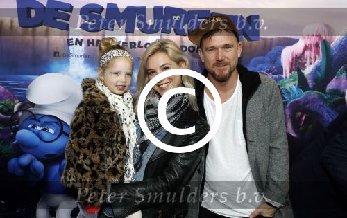 Amsterdam 18 maart 2017 
premiere Smurfen in  Pathe Arena. Johnny de Mol met zijn vriendin Anojuk v Schie en haar dochter