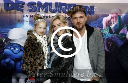 Amsterdam 18 maart 2017 
premiere Smurfen in  Pathe Arena. Johnny de Mol met zijn vriendin Anojuk v Schie en haar dochter