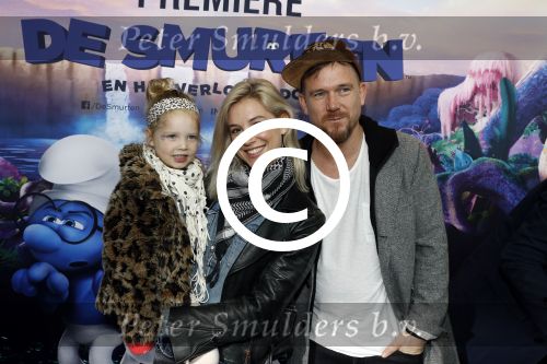 Amsterdam 18 maart 2017 
premiere Smurfen in  Pathe Arena. Johnny de Mol met zijn vriendin Anojuk v Schie en haar dochter