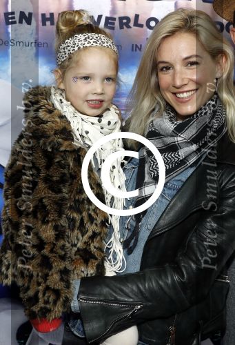 Amsterdam 18 maart 2017 
premiere Smurfen in  Pathe Arena. Johnny de Mol met zijn vriendin Anojuk v Schie en haar dochter