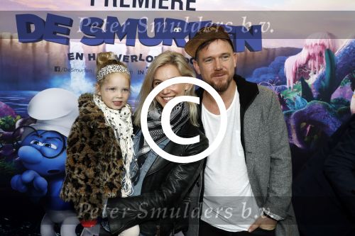 Amsterdam 18 maart 2017 
premiere Smurfen in  Pathe Arena. Johnny de Mol met zijn vriendin Anojuk v Schie en haar dochter