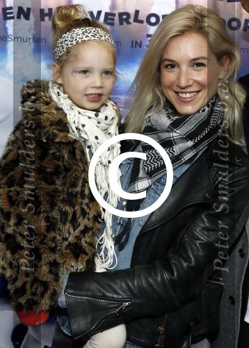 Amsterdam 18 maart 2017 
premiere Smurfen in  Pathe Arena. Johnny de Mol met zijn vriendin Anojuk v Schie en haar dochter
