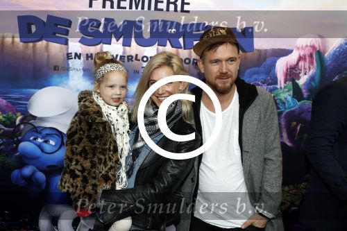 Amsterdam 18 maart 2017 
premiere Smurfen in  Pathe Arena. Johnny de Mol met zijn vriendin Anojuk v Schie en haar dochter