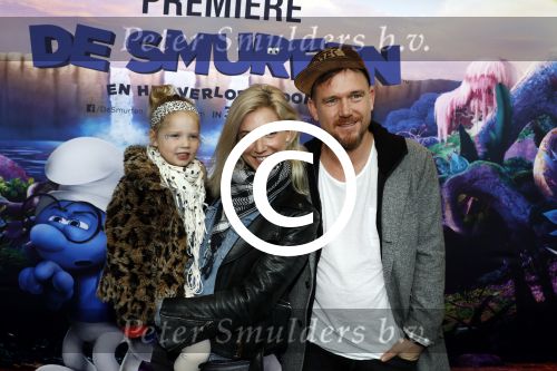 Amsterdam 18 maart 2017 
premiere Smurfen in  Pathe Arena. Johnny de Mol met zijn vriendin Anojuk v Schie en haar dochter