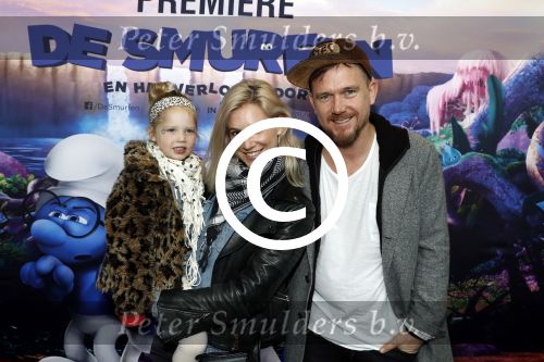 Amsterdam 18 maart 2017 
premiere Smurfen in  Pathe Arena. Johnny de Mol met zijn vriendin Anojuk v Schie en haar dochter