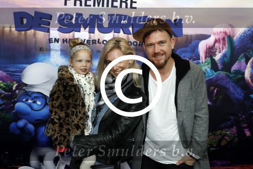 Amsterdam 18 maart 2017 
premiere Smurfen in  Pathe Arena. Johnny de Mol met zijn vriendin Anojuk v Schie en haar dochter