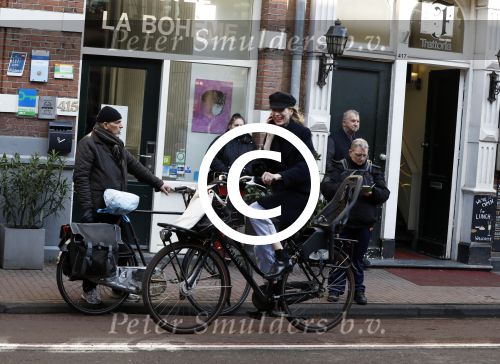 Amsterdam 9 maart 2017 
actrice Jolanda v d Berg bellend op de fiets