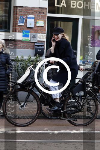 Amsterdam 9 maart 2017 
actrice Jolanda v d Berg bellend op de fiets