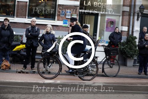 Amsterdam 9 maart 2017 
actrice Jolanda v d Berg bellend op de fiets