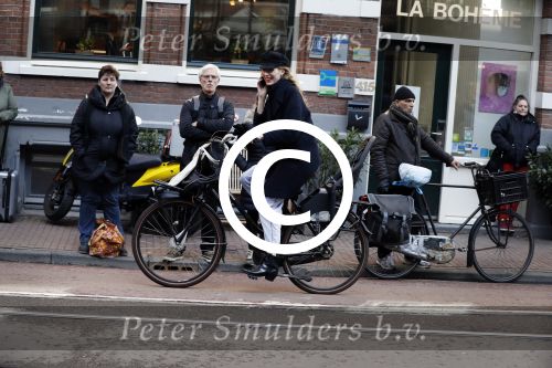Amsterdam 9 maart 2017 
actrice Jolanda v d Berg bellend op de fiets