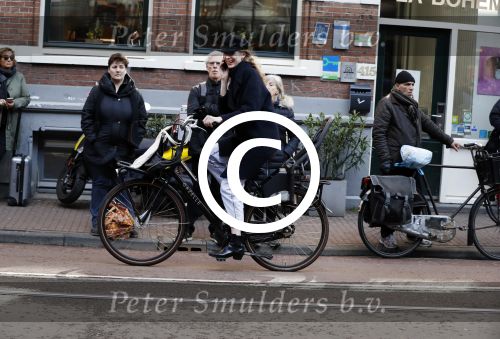 Amsterdam 9 maart 2017 
actrice Jolanda v d Berg bellend op de fiets