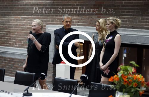 Amsterdam 8 maart 2017
Voque 5 jaar. Op de cover staan Doutzen Kroes en Lara Stone. Mario Testino is de fotograaf . Hoofdredaktrice Karin Swerink is ook aanwezig in het conservatorium hotel.