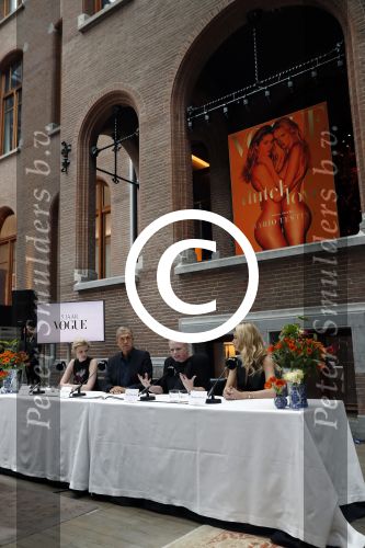 Amsterdam 8 maart 2017
Voque 5 jaar. Op de cover staan Doutzen Kroes en Lara Stone. Mario Testino is de fotograaf . Hoofdredaktrice Karin Swerink is ook aanwezig in het conservatorium hotel.