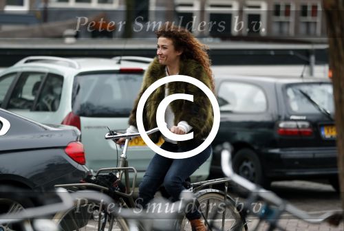 Amsterdam 19 maart 2017 
Freek v Noortwijk heeft een nieuw broodje kebap ontwikkeld . Zijn verloofde/vriendin Katja Schuurman kwam gezellig langs op de fiets.