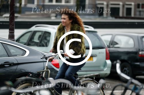 Amsterdam 19 maart 2017 
Freek v Noortwijk heeft een nieuw broodje kebap ontwikkeld . Zijn verloofde/vriendin Katja Schuurman kwam gezellig langs op de fiets.
