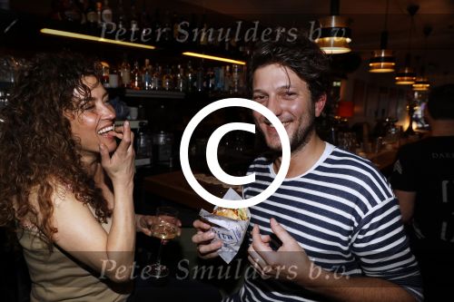 Amsterdam 19 maart 2017 
Freek v Noortwijk heeft een nieuw broodje kebap ontwikkeld . Zijn verloofde/vriendin Katja Schuurman kwam gezellig langs op de fiets.