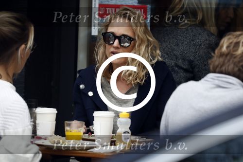 Amsterdam 4 april 2017  
Kimberley Klaver met een vriendin op terras
