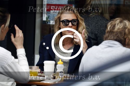 Amsterdam 4 april 2017  
Kimberley Klaver met een vriendin op terras