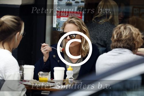 Amsterdam 4 april 2017  
Kimberley Klaver met een vriendin op terras