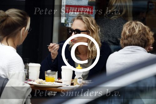 Amsterdam 4 april 2017  
Kimberley Klaver met een vriendin op terras