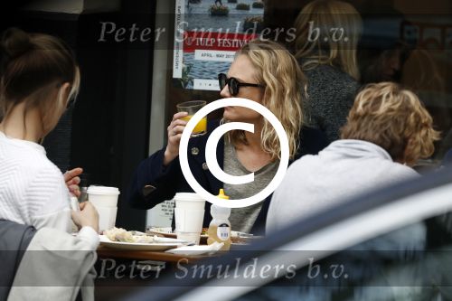 Amsterdam 4 april 2017  
Kimberley Klaver met een vriendin op terras