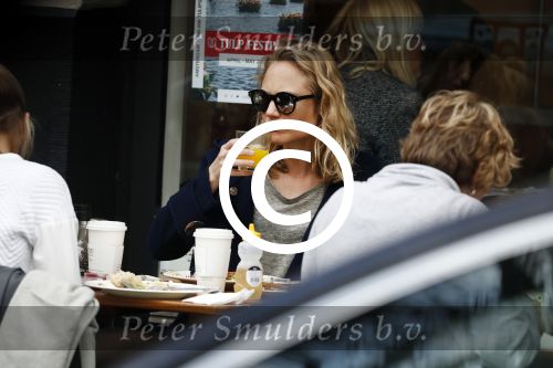 Amsterdam 4 april 2017  
Kimberley Klaver met een vriendin op terras