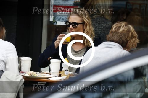 Amsterdam 4 april 2017  
Kimberley Klaver met een vriendin op terras