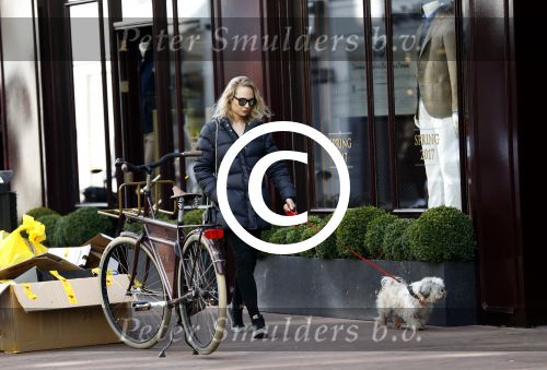 Amsterdam 24 maart 2017  
Kimberley Klaver met hond in amsterdam zuid