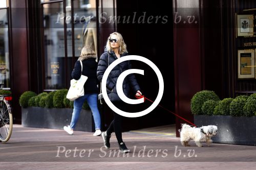 Amsterdam 24 maart 2017  
Kimberley Klaver met hond in amsterdam zuid