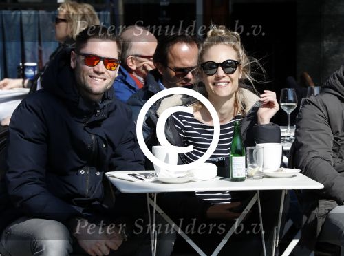 Amsterdam 23 maart 2017  
Kimberly Klaver en haar man Bas Schothorst op terras in Amsterdam